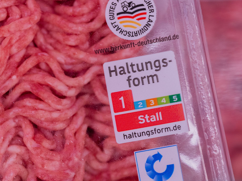 Bei Haltungsform 1 gelten die gesetzlichen Mindestanforderungen. (Archivbild) - Foto: Rolf Vennenbernd/dpa