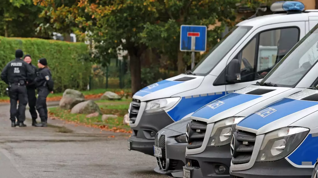 Erneut ist die Polizei im Fall des toten Fabian in der Region südlich von Güstrow aktiv. (Archivbild) - Bild: Bernd Wüstneck/dpa