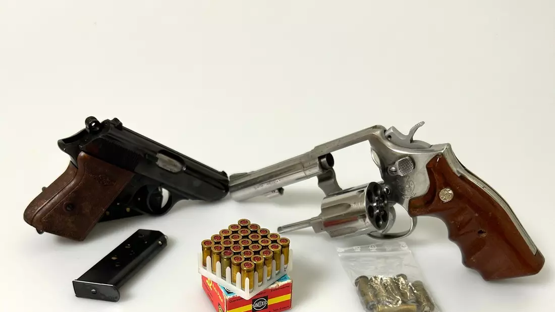 ZOLL-H: Familiengeschäft mit Schmuggelzigaretten / ZOLL stellt im Auftrag der Staatsanwaltschaft Duisburg illegale Zigaretten, Schusswaffen und Bargeld in Duisburg sicher - Bild: presseportal.de
