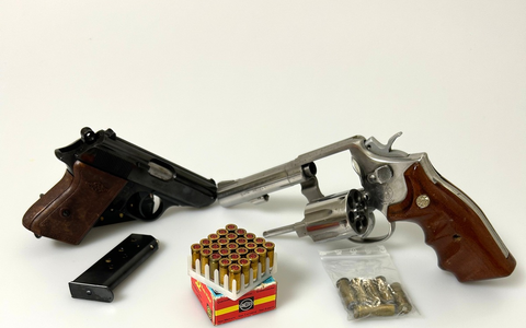 ZOLL-H: Familiengeschäft mit Schmuggelzigaretten / ZOLL stellt im Auftrag der Staatsanwaltschaft Duisburg illegale Zigaretten, Schusswaffen und Bargeld in Duisburg sicher - Foto: presseportal.de