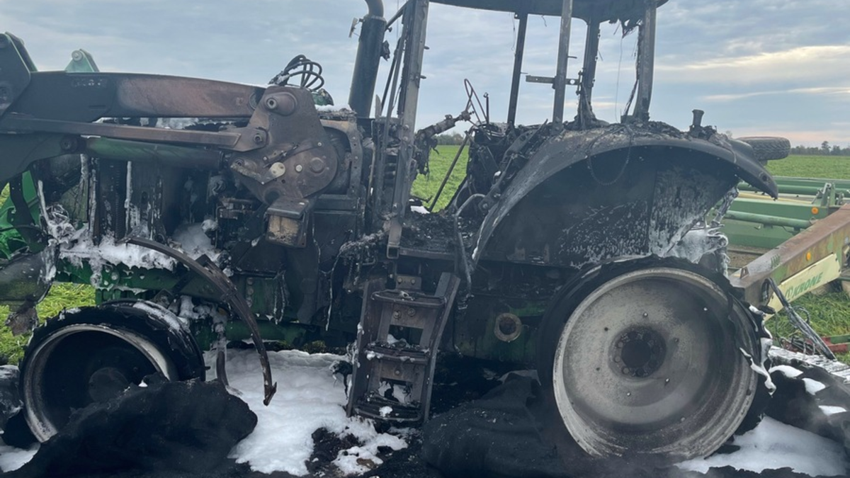POL-DN: Traktor brennt aus - Foto: presseportal.de