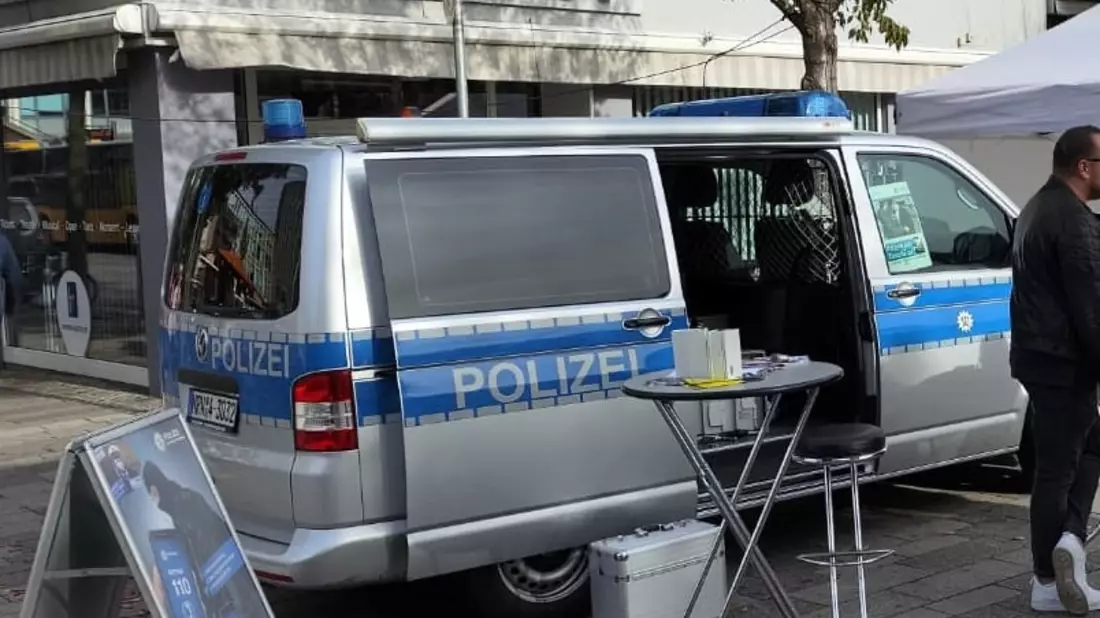 POL-DN: Riegel vor! Sicher ist sicherer. - Polizei Düren und Verbraucherzentrale informieren auf dem Herbstmarkt über Einbruchschutz - Bild: presseportal.de