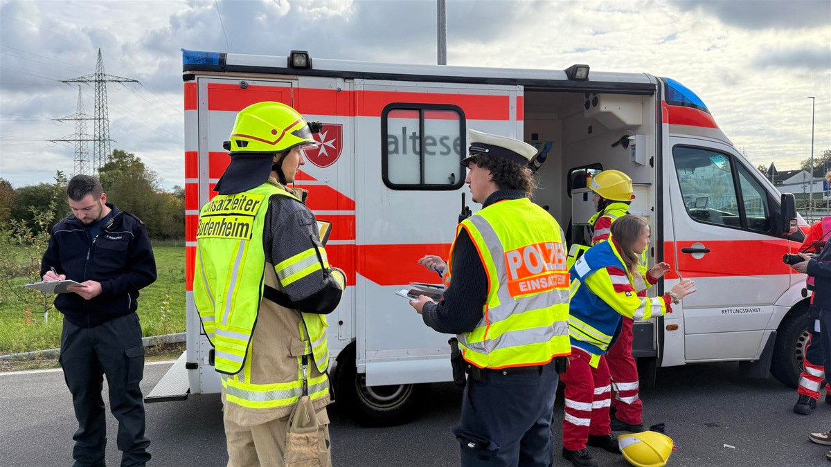POL-PPMZ: Übungsszenarien in Budenheim: Blaulicht-Organisationen proben bei Verkehrsunfallübung den Ernstfall - Foto: presseportal.de