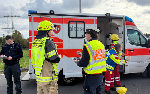 POL-PPMZ: Übungsszenarien in Budenheim: Blaulicht-Organisationen proben bei Verkehrsunfallübung den Ernstfall - Foto: presseportal.de