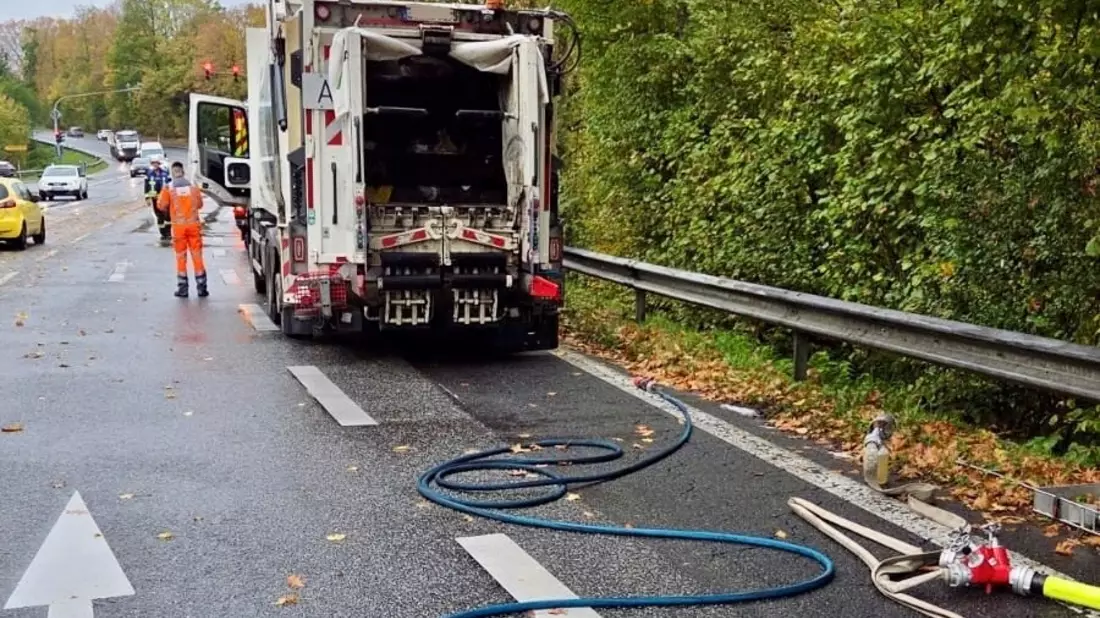 FW Königswinter: Rauchentwicklung aus Abfallsammelfahrzeug in Oberpleis. - Bild: presseportal.de