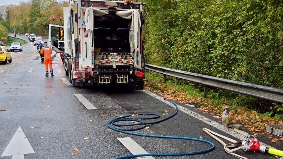 FW Königswinter: Rauchentwicklung aus Abfallsammelfahrzeug in Oberpleis. - Foto: presseportal.de
