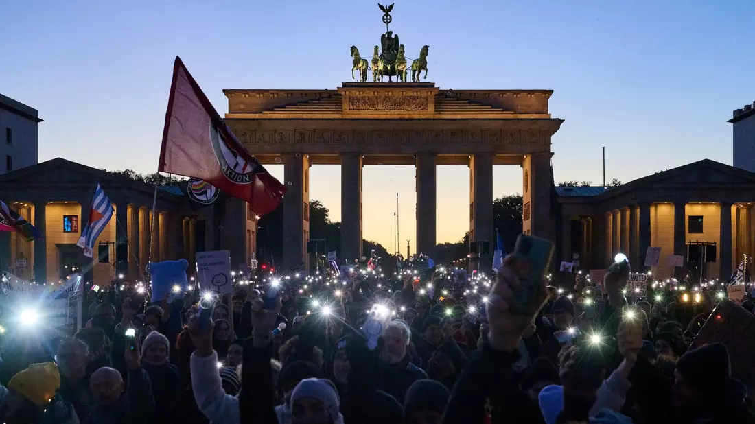 Die Demonstranten trafen sich für ihren Protest vor dem Brandenburger Tor.  - Bild: Annette Riedl/dpa