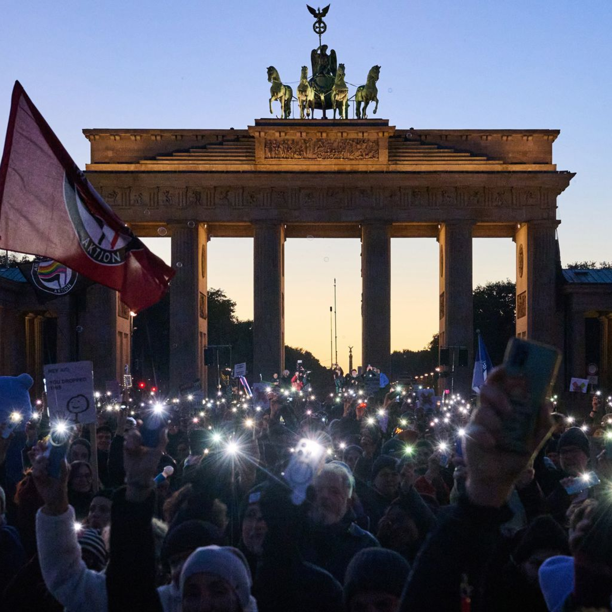 Die Demonstranten trafen sich für ihren Protest vor dem Brandenburger Tor.  - Foto: Annette Riedl/dpa