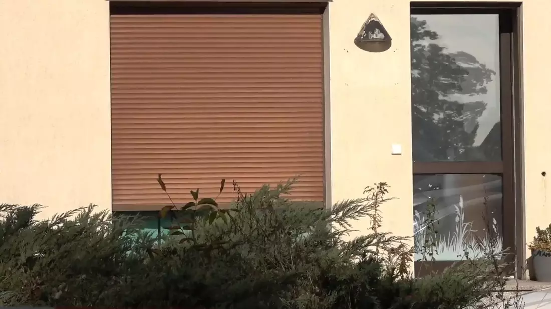 Bei dem Einsatz in Lindenberg geht es den Angaben danach, Gegenstände aufzufinden sowie Tatspuren und andere Beweismittel zu sichern. - Bild: Ivo Böhme/dpa