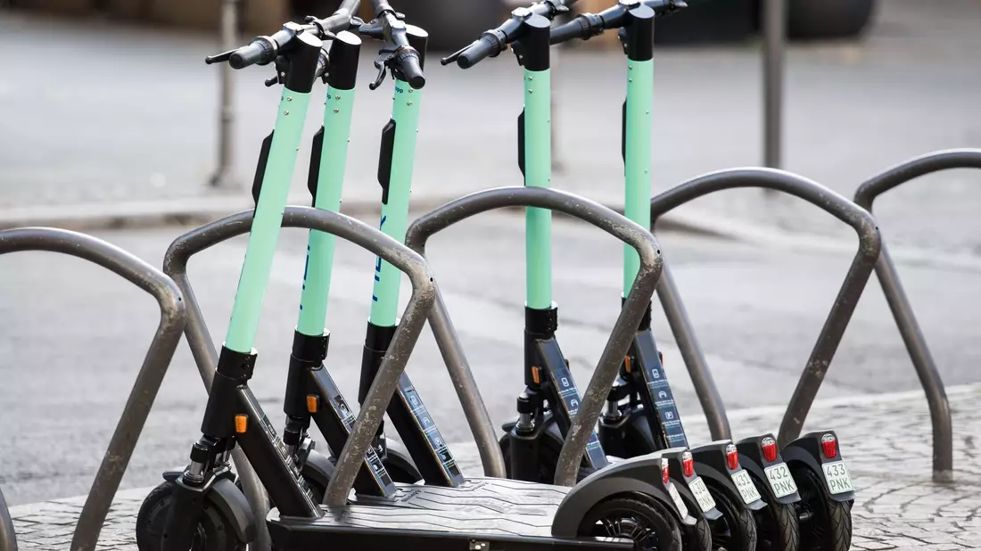 Die Fahrzeuge von Anbietern wie Bolt und Lime lassen sich per Smartphone-App anmieten. (Symbolbild) - Bild: Andreas Arnold/dpa