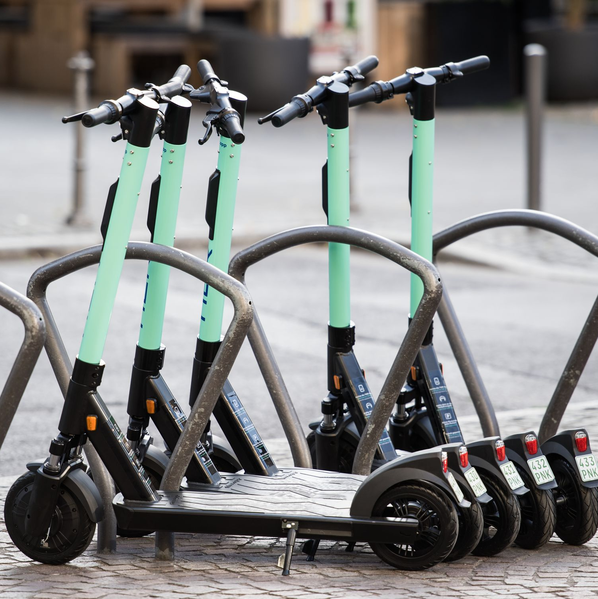 Die Fahrzeuge von Anbietern wie Bolt und Lime lassen sich per Smartphone-App anmieten. (Symbolbild) - Foto: Andreas Arnold/dpa