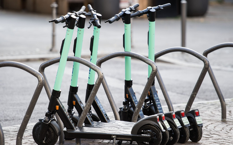 Die Fahrzeuge von Anbietern wie Bolt und Lime lassen sich per Smartphone-App anmieten. (Symbolbild) - Foto: Andreas Arnold/dpa