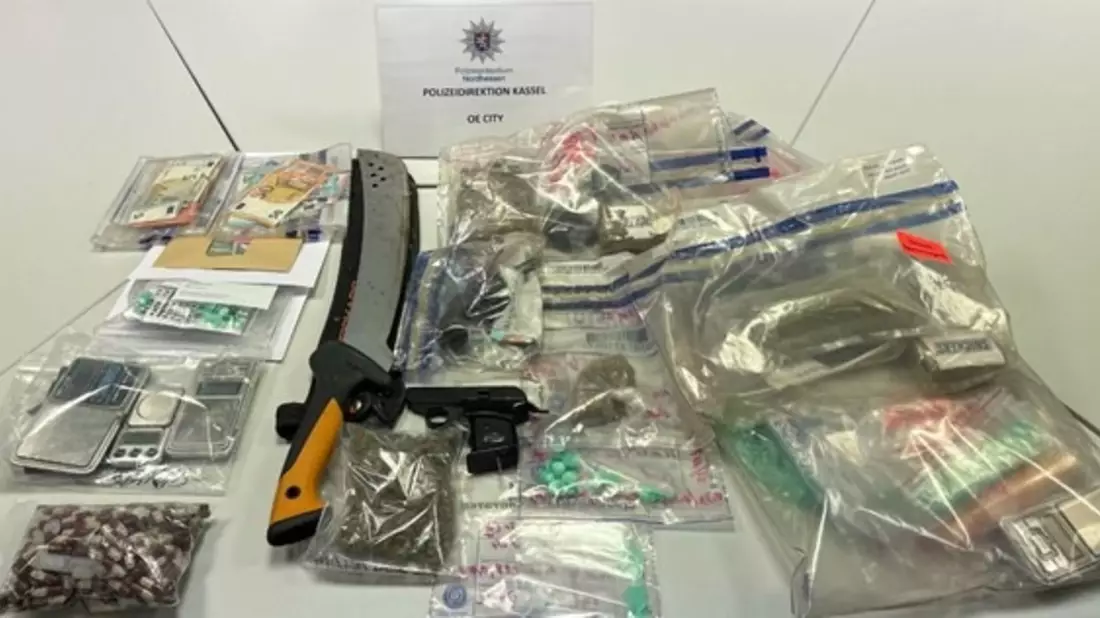 POL-KS: Zivilfahnder der OE City durchsuchen fünf Wohnungen in Kassel: Drogen und Waffen sichergestellt; Festgenommener mit vier Haftbefehlen gesucht - Bild: presseportal.de