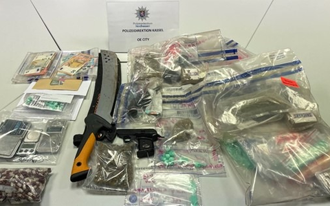POL-KS: Zivilfahnder der OE City durchsuchen fünf Wohnungen in Kassel: Drogen und Waffen sichergestellt; Festgenommener mit vier Haftbefehlen gesucht - Foto: presseportal.de