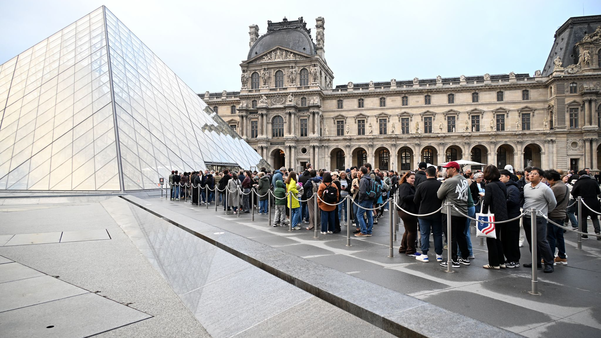 Der Louvre wurde nach dem Einbruch für Besucher geschlossen. - Foto: Emma Da Silva/AP/dpa