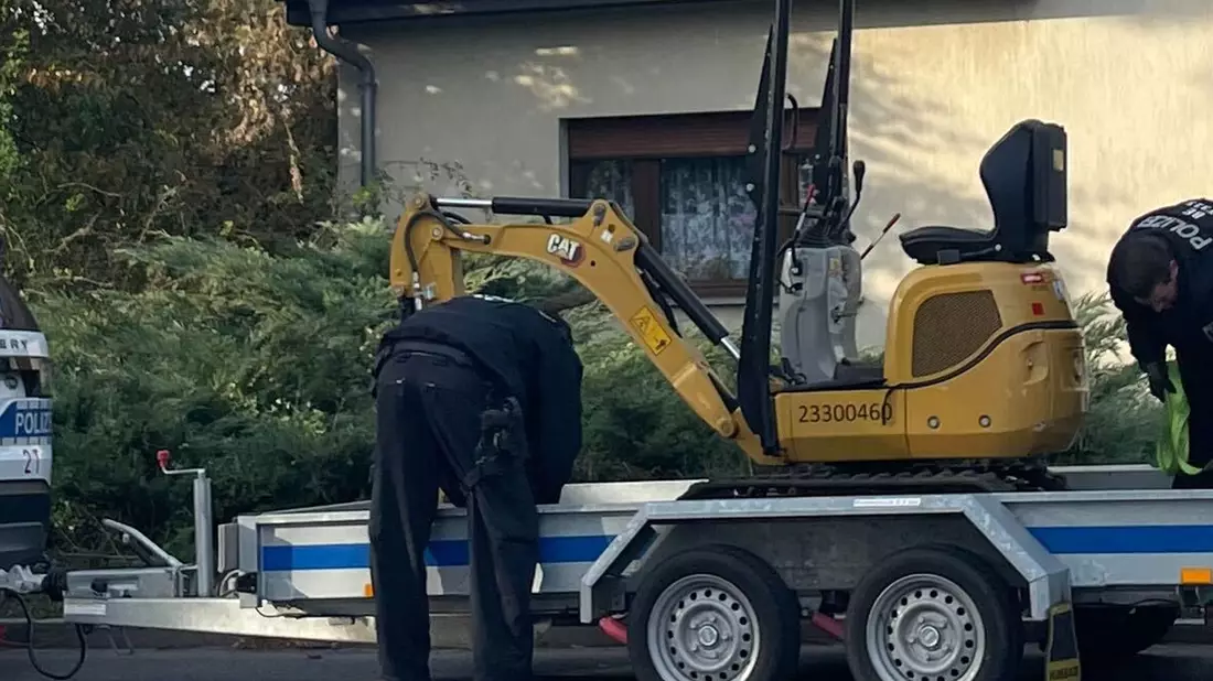 Über Stunden hinweg hatten mehr als 100 Polizeikräfte am Montag in Lindenberg, einem Ortsteil von Tauche, nach Beweismitteln gesucht. - Bild: Sarah Knorr/dpa