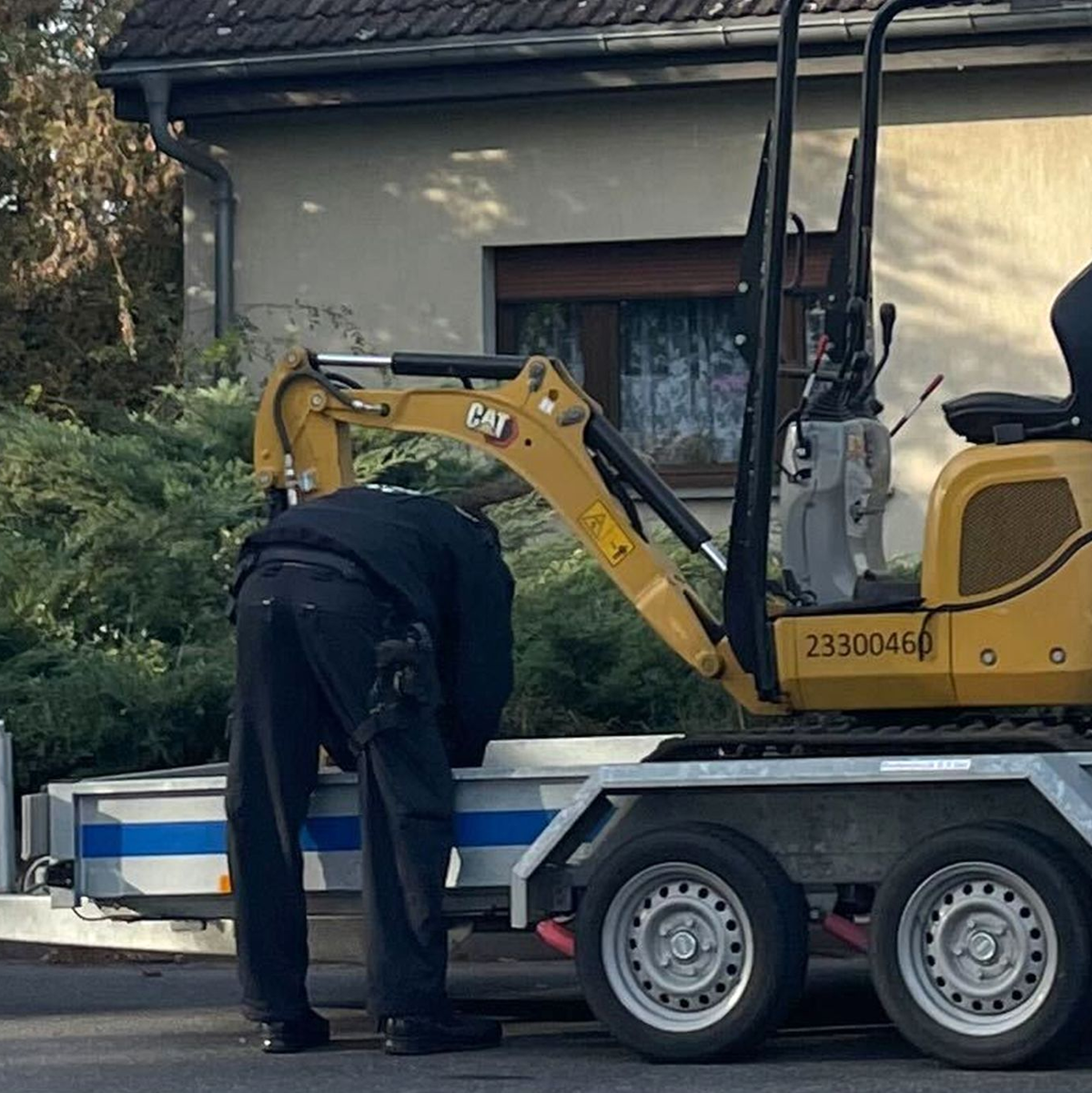 Auch ein kleiner Bagger kam bei der Suche nach Hinweisen zum Einsatz. - Foto: Sarah Knorr/dpa