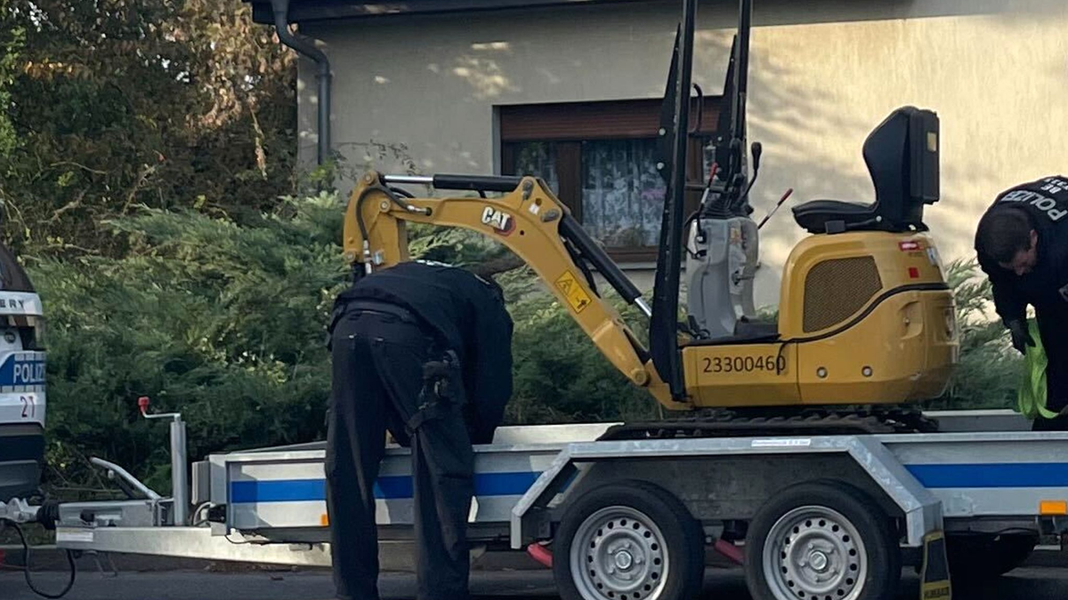 Bei der Suche nach Beweismitteln im Fall Rebecca setzte die Polizei auch einen Bagger ein.  - Foto: Sarah Knorr/dpa