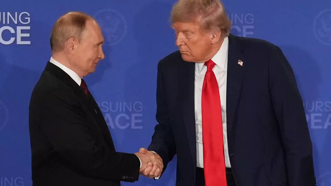 Der Kreml sieht noch viel Klärungsbedarf vor einem neuen Gipfel des russischen Präsidenten Wladimir Putin mit US-Präsident Donald Trump. (Archivbild) - Bild: Jae C. Hong/AP/dpa