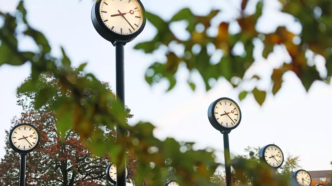 Die Zeitumstellung von Sommer- auf Winterzeit erfolgt 2025 in der Nacht zum 26. Oktober. (Archivbild) - Bild: Oliver Berg/dpa