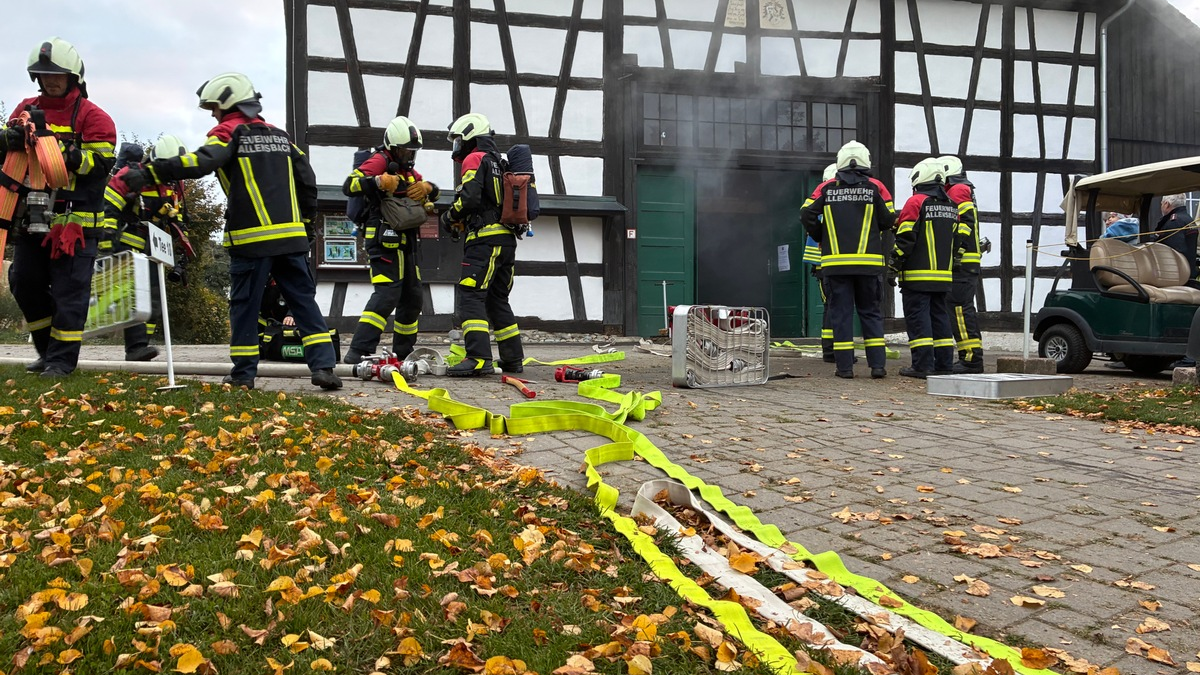FW-E: Feuer an Sporthalle im Essener Ostviertel - Feuerwehr verhindert Brandausbreitung - Foto: presseportal.de