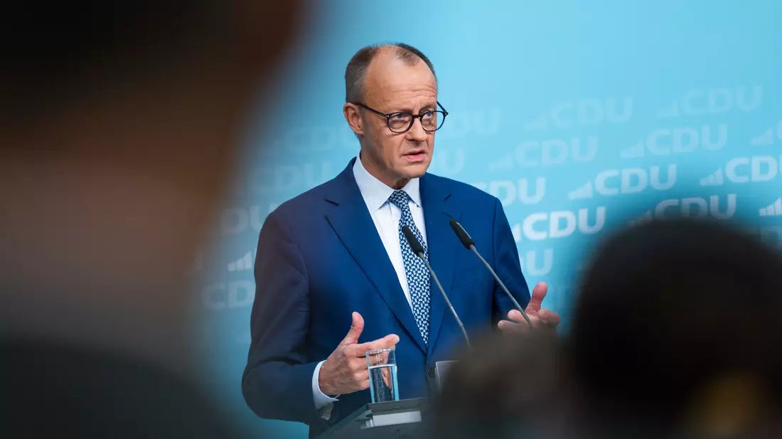 Merz verteidigte seine Worte zum «Stadtbild» am Montag.  - Bild: Christophe Gateau/dpa
