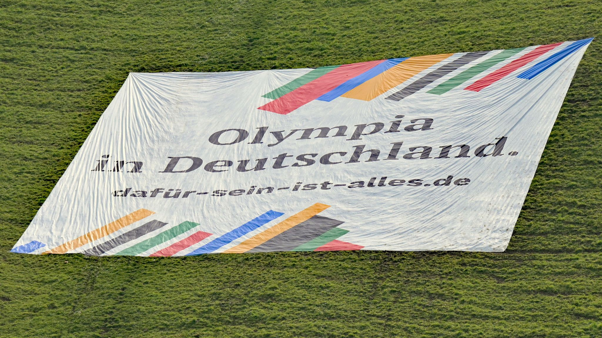 Mit einem großen Bann auf dem Olympiaberg wird für eine Münchner Sommerspiel-Bewerbung geworben. (Archivfoto) - Foto: Malin Wunderlich/dpa
