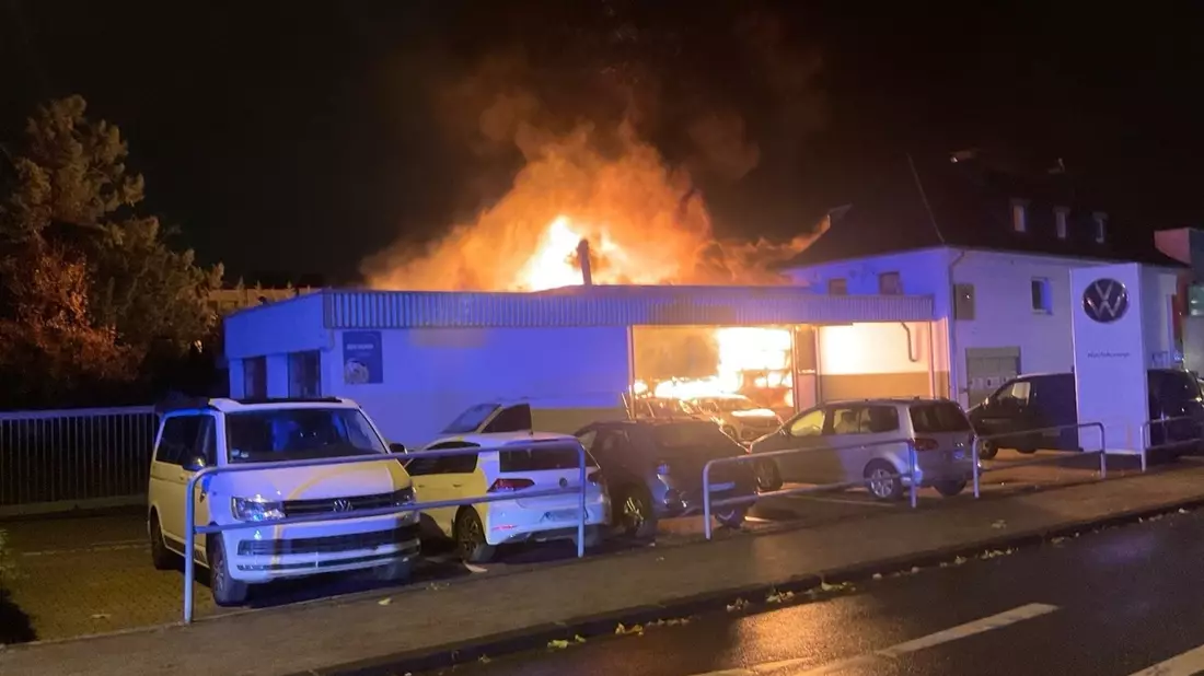 FW-MH: Erstmeldung: Großbrand in Autowerkstatt an der Kölner Straße - Feuerwehr im Großeinsatz - Bild: presseportal.de