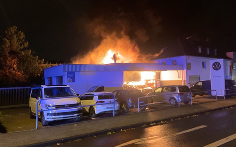 FW-MH: Erstmeldung: Großbrand in Autowerkstatt an der Kölner Straße - Feuerwehr im Großeinsatz - Foto: presseportal.de