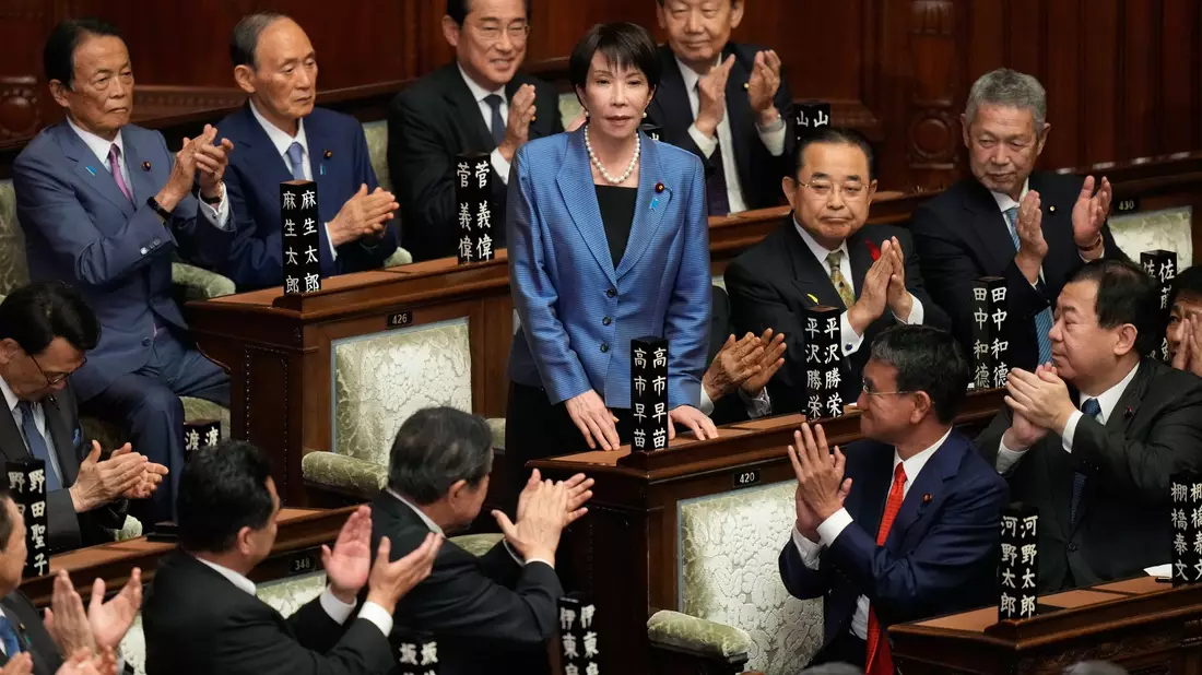 Mit der national-konservativen Sanae Takaichi übernimmt in Japan erstmals eine Frau das Amt des Regierungschefs. - Bild: Eugene Hoshiko/AP/dpa