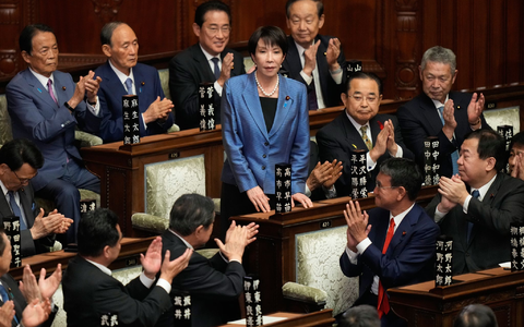 Mit der national-konservativen Sanae Takaichi übernimmt in Japan erstmals eine Frau das Amt des Regierungschefs. - Foto: Eugene Hoshiko/AP/dpa