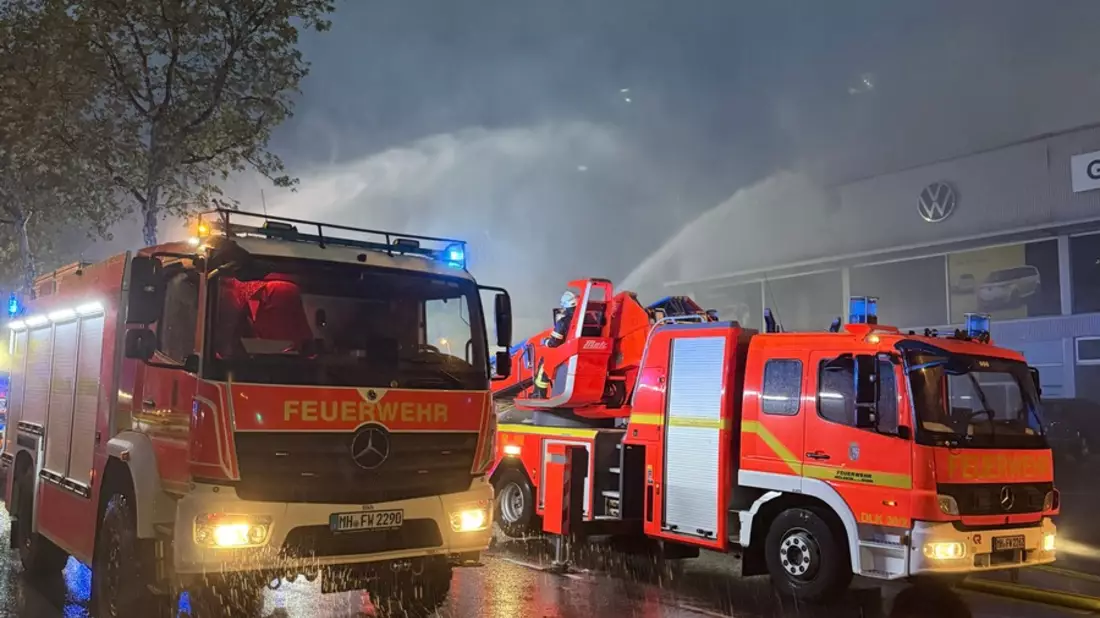 FW-MH: Erste Folgemeldung zum Großbrand an der Kölner Straße - Bild: presseportal.de