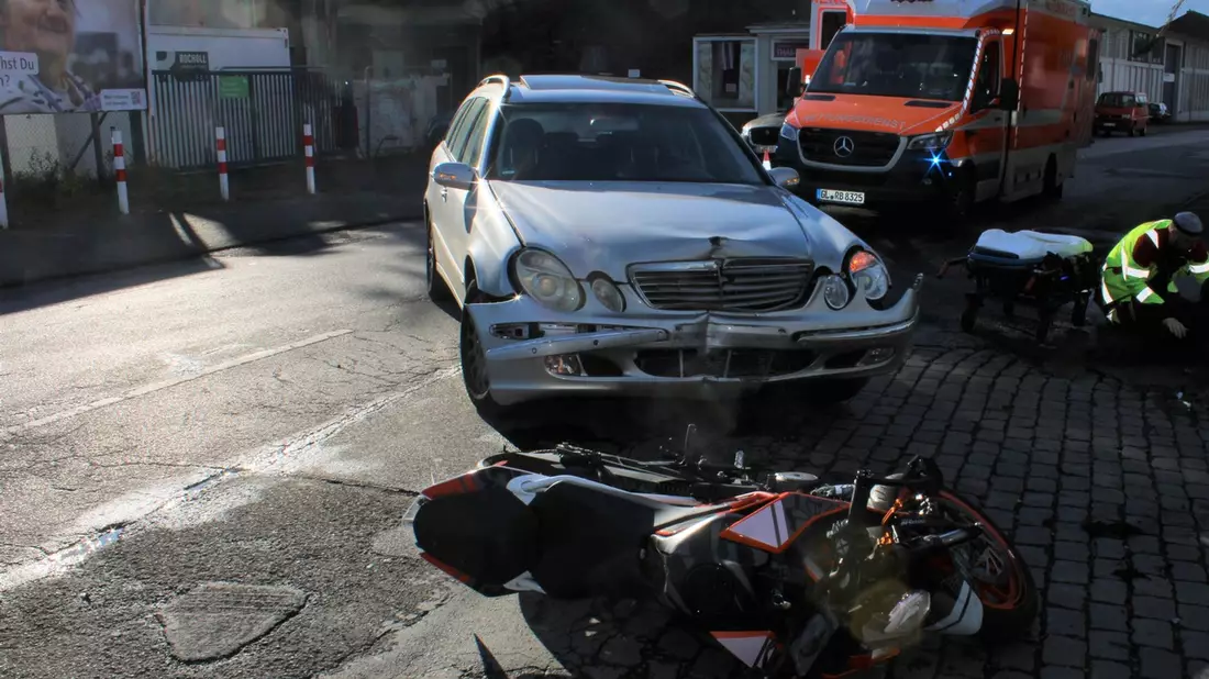 POL-RBK: Leichlingen - Zweiradfahrer nach Zusammenstoß mit Pkw per Hubschrauber in Klinik geflogen - Bild: presseportal.de