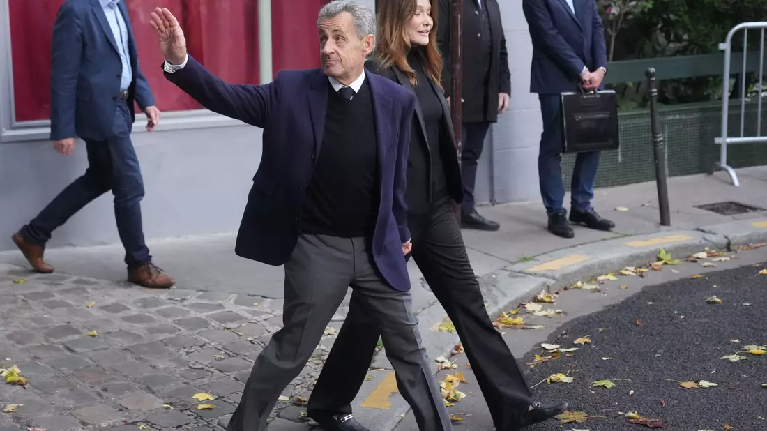Sarkozy tritt seine Haft an. - Bild: Thibault Camus/AP/dpa