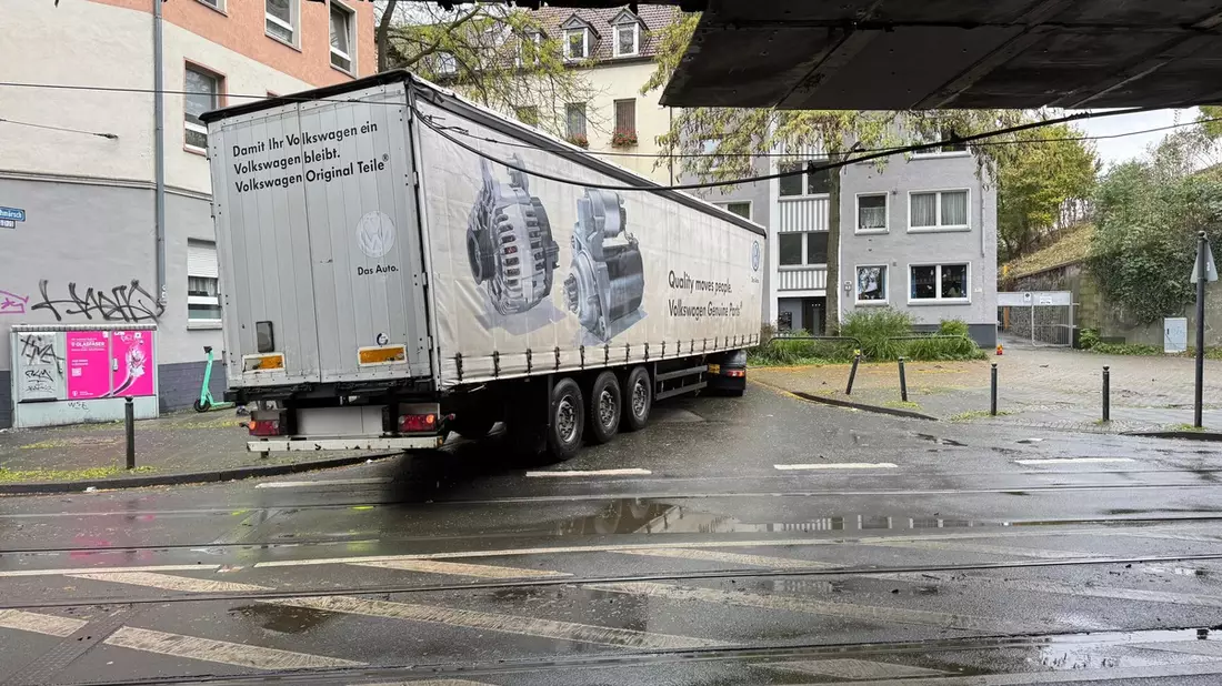 FW-DO: Vorab-Information: LKW bleibt in Oberleitung der Stadtbahn hängen - Verkehrsbehinderungen im Bereich Oestermärsch/Bleichmärsch - Bild: presseportal.de