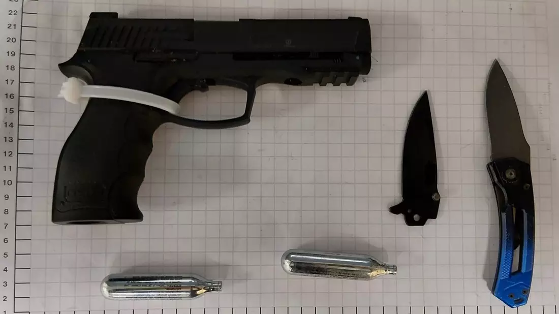 BPOL NRW: Bundespolizei beschlagnahmt Pistole und Messer - Bild: presseportal.de