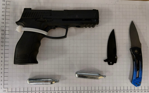 BPOL NRW: Bundespolizei beschlagnahmt Pistole und Messer - Foto: presseportal.de