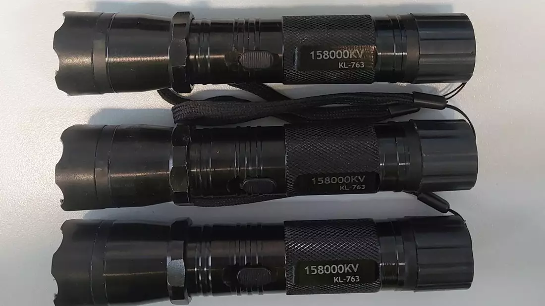 BPOL-BadBentheim: Bei Kontrolle als Taschenlampe getarnte Elektroschocker entdeckt - Strafanzeige - Bild: presseportal.de