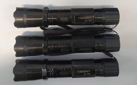 BPOL-BadBentheim: Bei Kontrolle als Taschenlampe getarnte Elektroschocker entdeckt - Strafanzeige - Foto: presseportal.de