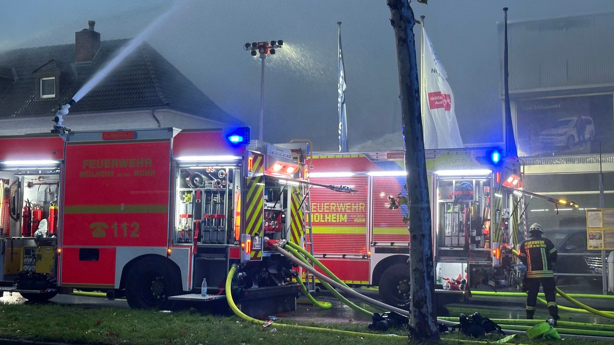 FW-MH: Zweite Folgemeldung zum Großbrand an der Kölner Straße - Foto: presseportal.de