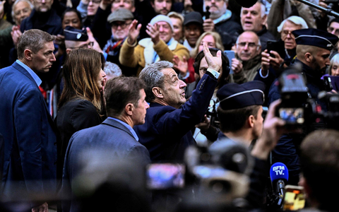Ex-Präsident Sarkozy hat seine Haft angetreten. - Foto: Julien De Rosa/AFP/dpa
