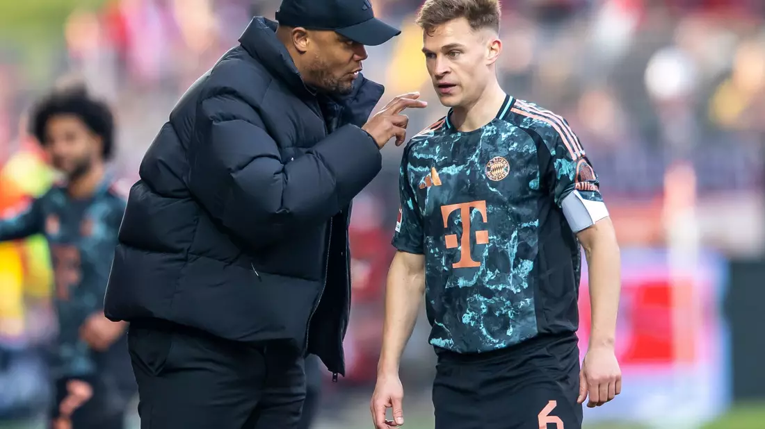 Der Trainer und einer seiner Anführer: Vincent Kompany im Gespräch mit Joshua Kimmich. (Archivbild) - Bild: Andreas Gora/dpa