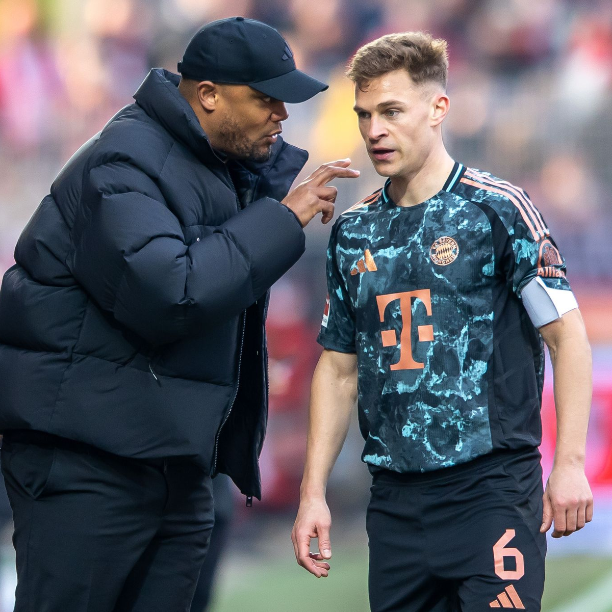 Der Trainer und einer seiner Anführer: Vincent Kompany im Gespräch mit Joshua Kimmich. (Archivbild) - Foto: Andreas Gora/dpa