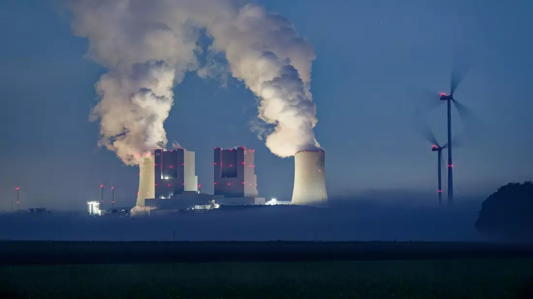 Kondensierter Wasserdampf steigt von den Kühltürmen des Braunkohlekraftwerkes Neurath auf. Das Kraftwerk stößt große Mengen Kohlendioxid aus. (Symbolbild) - Bild: Henning Kaiser/dpa