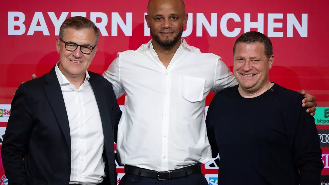 Weiter ein Team: Vorstandschef Jan-Christian Dreesen (l), Trainer Vincent Kompany (M) und Sportvorstand Max Eberl. (Archivbild) - Bild: Sven Hoppe/dpa