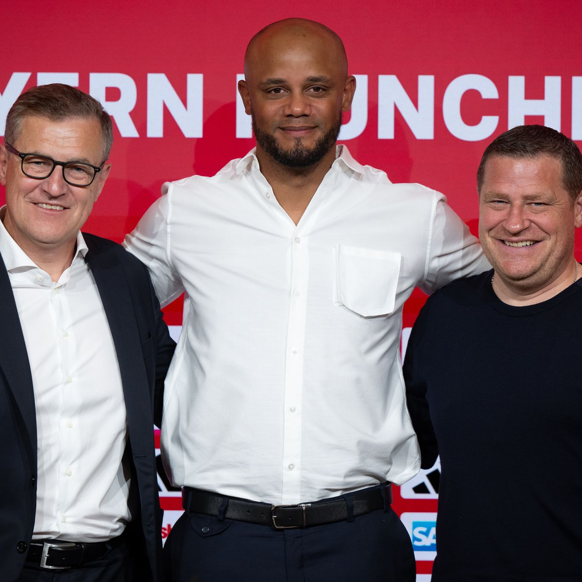 Weiter ein Team: Vorstandschef Jan-Christian Dreesen (l), Trainer Vincent Kompany (M) und Sportvorstand Max Eberl. (Archivbild) - Foto: Sven Hoppe/dpa