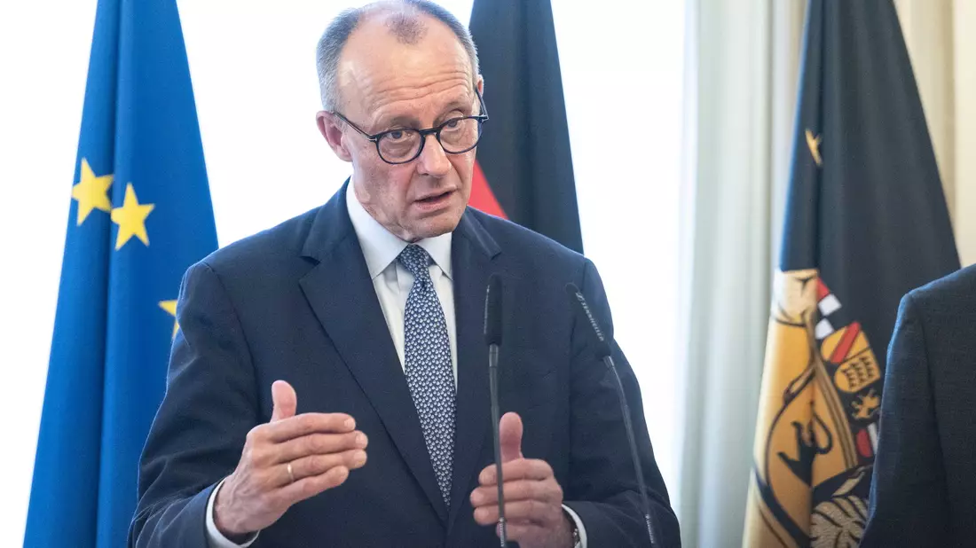 Merz lernte die Mitglieder der Landesregierung kennen. - Bild: Marijan Murat/dpa