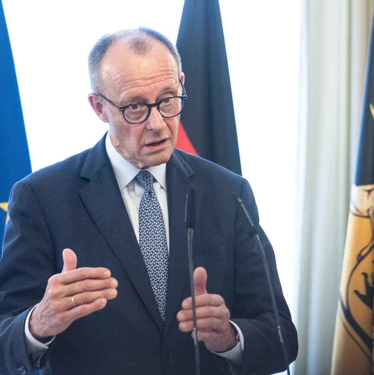 Merz lernte die Mitglieder der Landesregierung kennen. - Foto: Marijan Murat/dpa