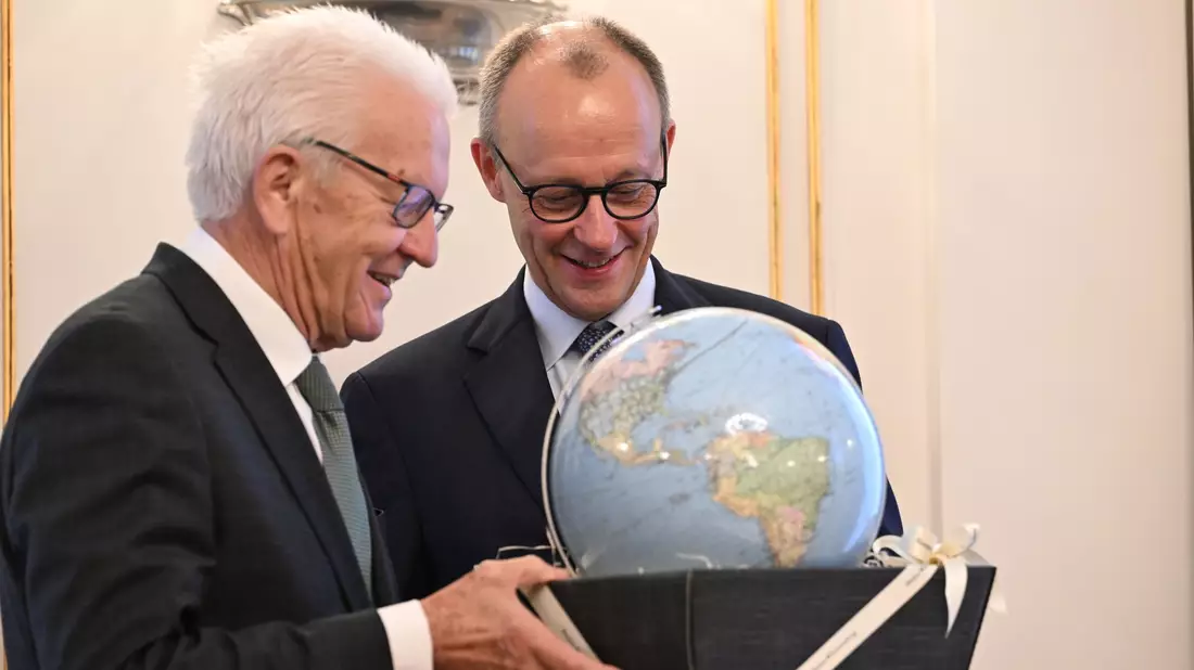 Kretschmann schenkte Merz einen Globus - weil ein Kanzler ja auch Weltpolitik mache. - Bild: Marijan Murat/dpa