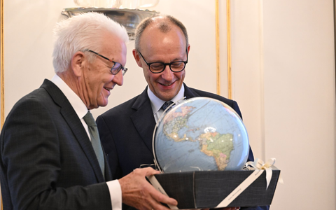 Kretschmann schenkte Merz einen Globus - weil ein Kanzler ja auch Weltpolitik mache. - Foto: Marijan Murat/dpa